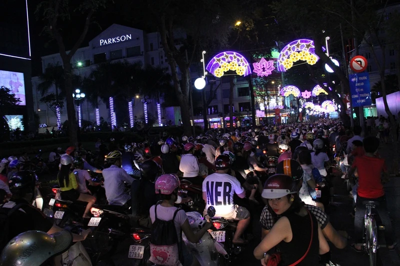 Người dân TP.HCM xuống đường tận hưởng thời khắc giao thừa ảnh 14